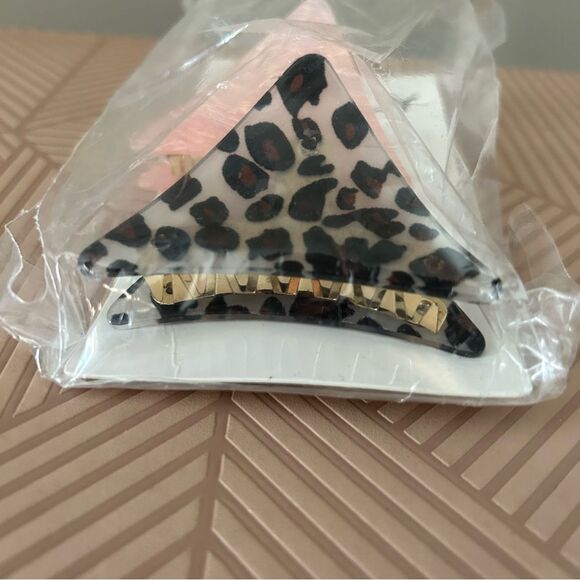 Lively Triangle Hair Claw Clips Pink Cheetah Print Casual Neutral Trendy - Picture 3 of 5